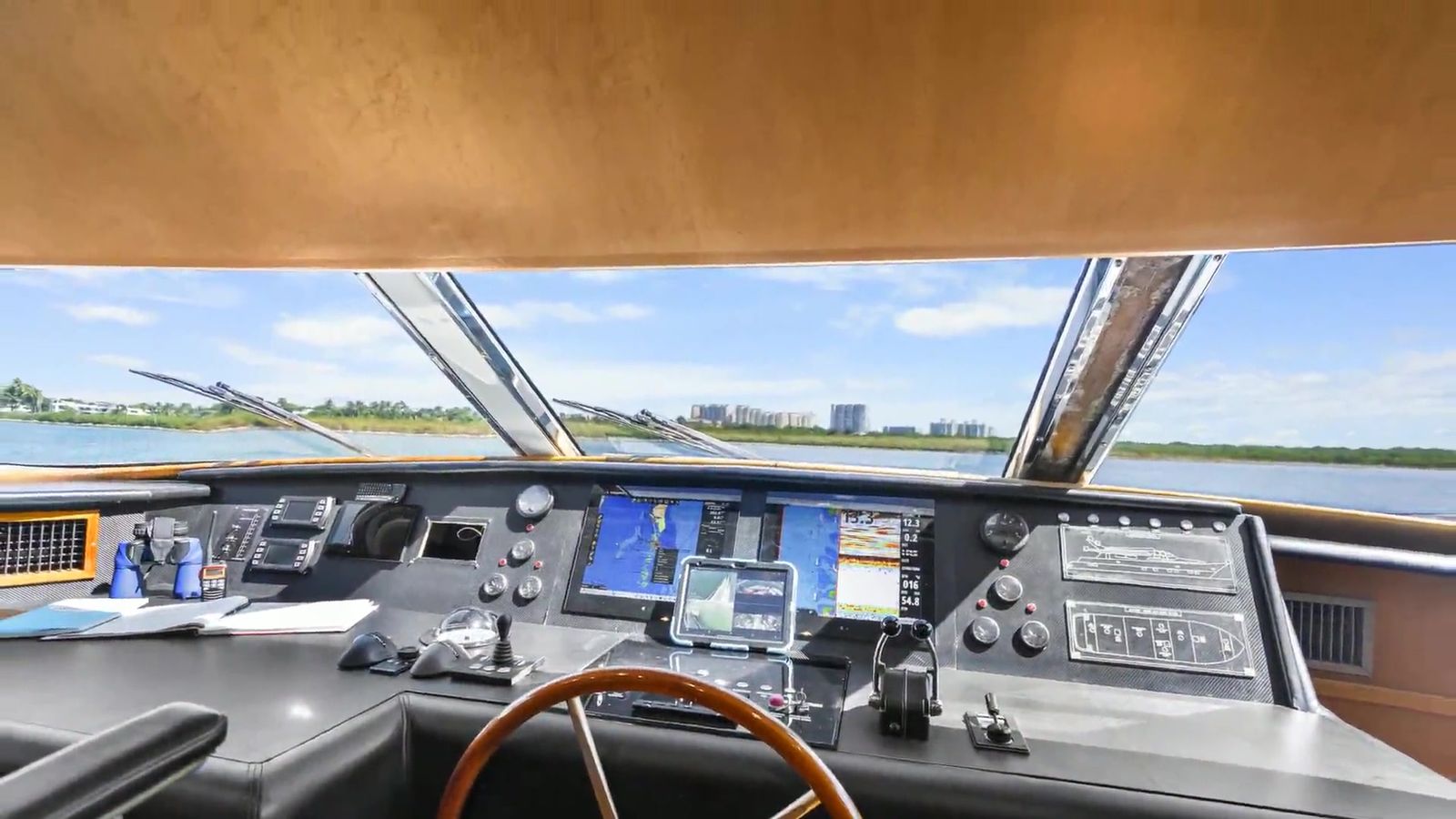 Helm station with panoramic windows