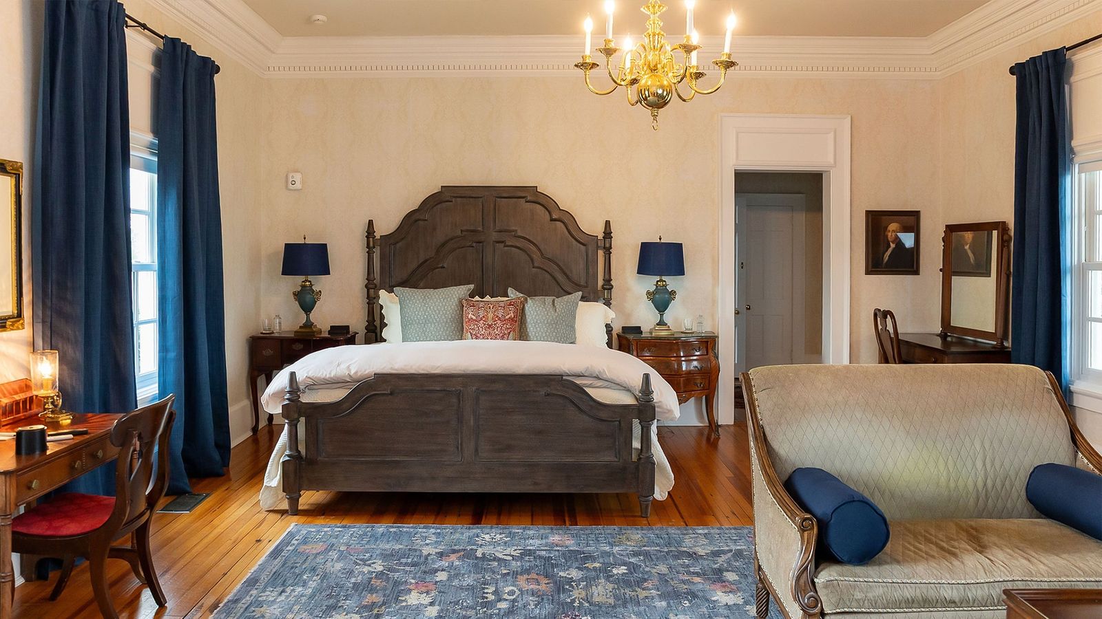 Guest suite with chandelier, four-poster bed and sitting area